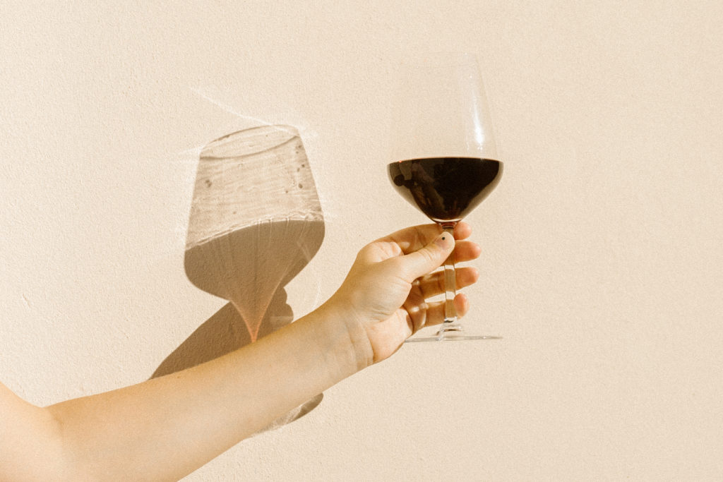 Gina Spinelli_Villa Lena_Jess Wheeler set design_red wine_lifestyle 8 landscape